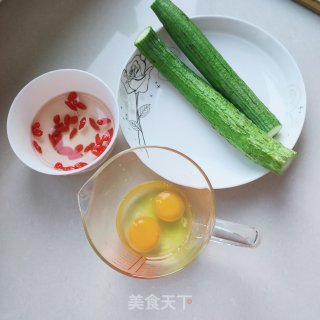 枸杞、丝瓜炒鸡蛋的做法步骤：1