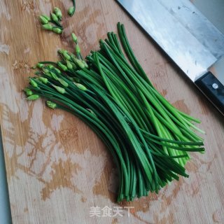 鸡蛋炒韭苔的做法步骤：1