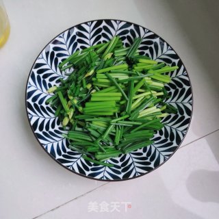 鸡蛋炒韭苔的做法步骤：2