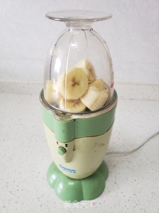 香蕉汁的做法步骤：3