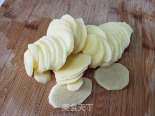 土豆片炒腊肠的做法步骤：1