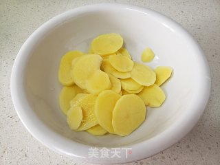 土豆片炒腊肠的做法步骤：2