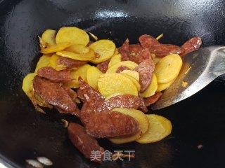 土豆片炒腊肠的做法步骤：6