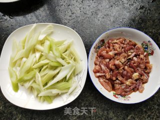 西芹炒肉的做法步骤：1