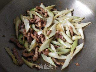 西芹炒肉的做法步骤：5