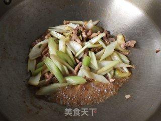 西芹炒肉的做法步骤：6