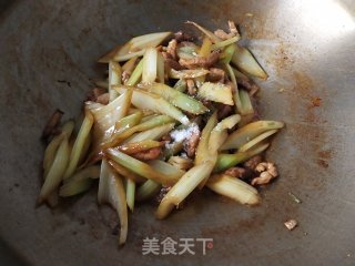 西芹炒肉的做法步骤：8