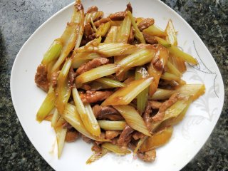 西芹炒肉的做法步骤：9