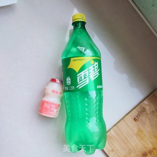 百香果雪碧冷饮的做法步骤：2