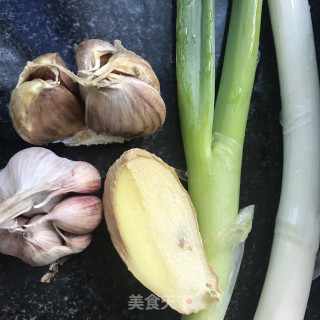 蒜香焖鸡翅的做法步骤：1