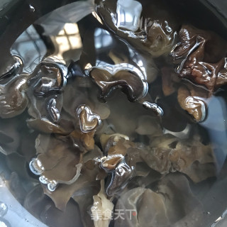 彩椒洋葱炒木耳的做法步骤：1