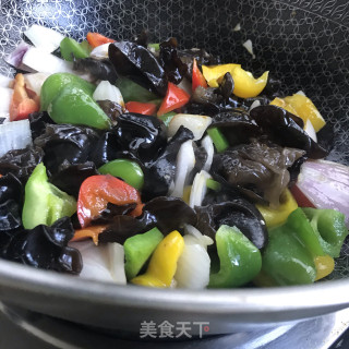 彩椒洋葱炒木耳的做法步骤：9