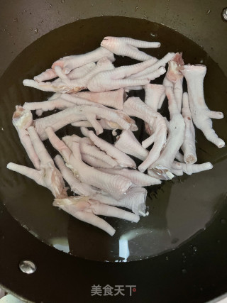 红烧鸡爪的做法步骤：1