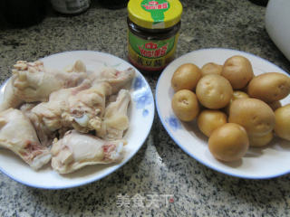 小土豆烧鸡翅根的做法步骤：1