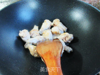 小土豆烧鸡翅根的做法步骤：2