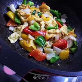 彩椒洋葱炒蛋的做法步骤：7