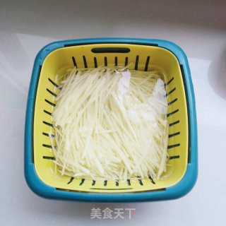 油泼土豆丝的做法步骤：3
