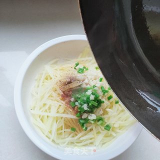 油泼土豆丝的做法步骤：12