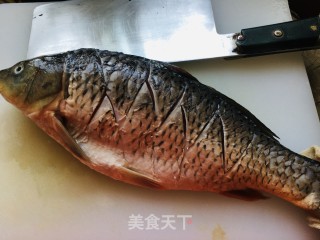 家常红烧鲤鱼的做法步骤：1