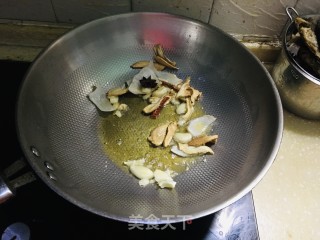 鲫鱼焖黄豆的做法步骤：1