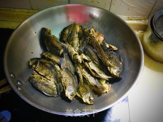 鲫鱼焖黄豆的做法步骤：2