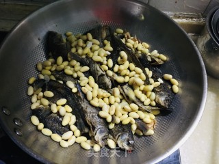 鲫鱼焖黄豆的做法步骤：3