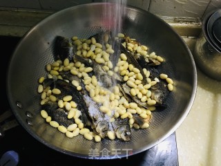 鲫鱼焖黄豆的做法步骤：4