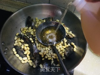 鲫鱼焖黄豆的做法步骤：5