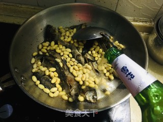 鲫鱼焖黄豆的做法步骤：6