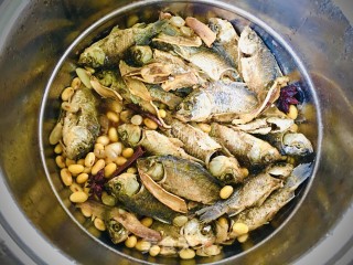 鲫鱼焖黄豆的做法步骤：9