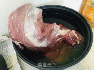 牛肉焖萝卜的做法步骤：1