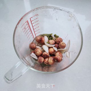 莲子百合绿豆粥的做法步骤：1