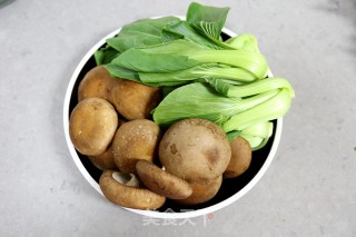香菇油菜的做法步骤：1