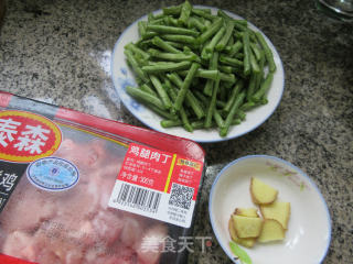 鸡腿肉丁炒豇豆的做法步骤：1