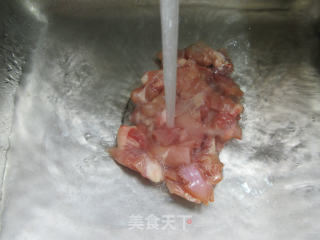 鸡腿肉丁炒豇豆的做法步骤：2