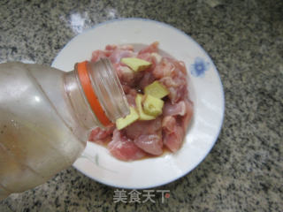 鸡腿肉丁炒豇豆的做法步骤：4
