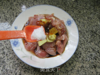 鸡腿肉丁炒豇豆的做法步骤：7