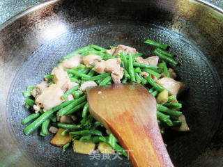 鸡腿肉丁炒豇豆的做法步骤：13