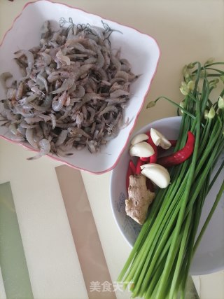 韭菜花炒河虾的做法步骤：1
