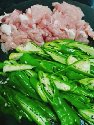 辣椒炒肉的做法步骤：1