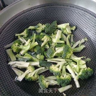 尖椒炒西兰花的做法步骤：1