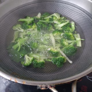 尖椒炒西兰花的做法步骤：3