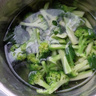 尖椒炒西兰花的做法步骤：4