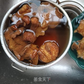 菌菇炖鸽子的做法步骤：1