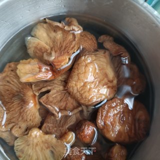 菌菇炖鸽子的做法步骤：2