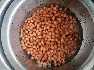 盐焗花生米的做法步骤：1