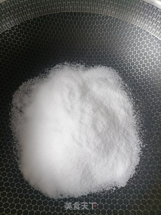 盐焗花生米的做法步骤：2