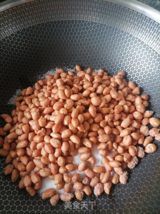 盐焗花生米的做法步骤：3