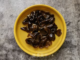 荆芥木耳拌酥瓜的做法步骤：1