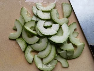 荆芥木耳拌酥瓜的做法步骤：2